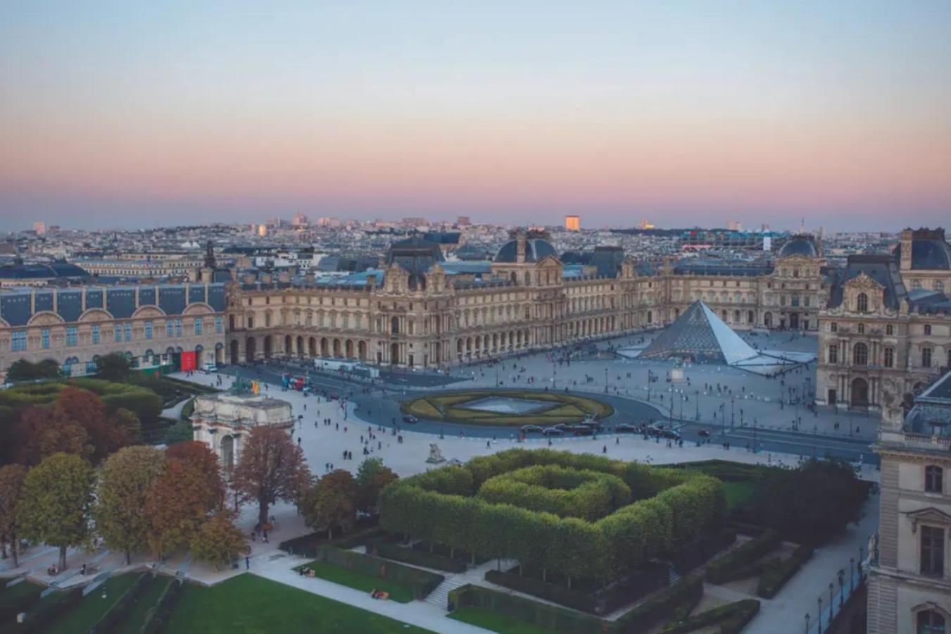 Amazing On The Prestigious Street Parigi